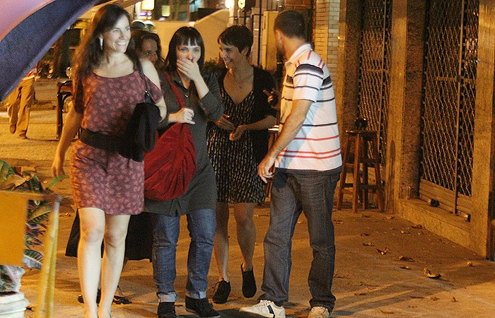 Débora Falabella janta com grupo de amigos no Rio