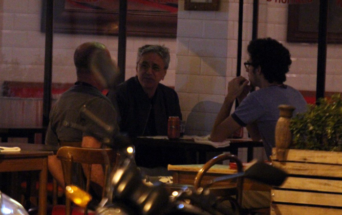 Caetano Veloso janta com seu filho em restaurante carioca