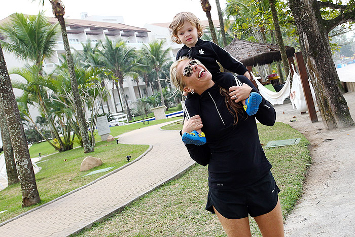 Adriane Galisteu curte dias de folga em Resort com o filho Vittório