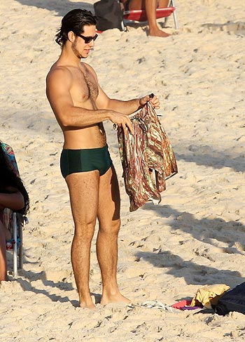 Emiliano D’Ávila desfila de sunguinha pela praia