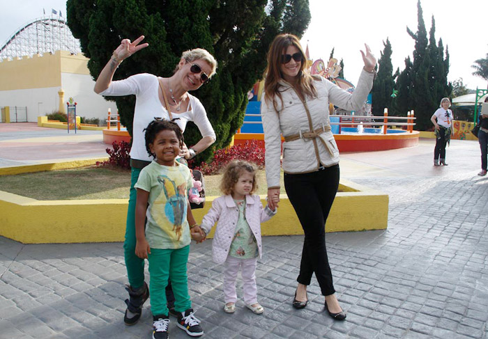 Astrid Fontenelle e Mariana Kupfer com os seus filhos