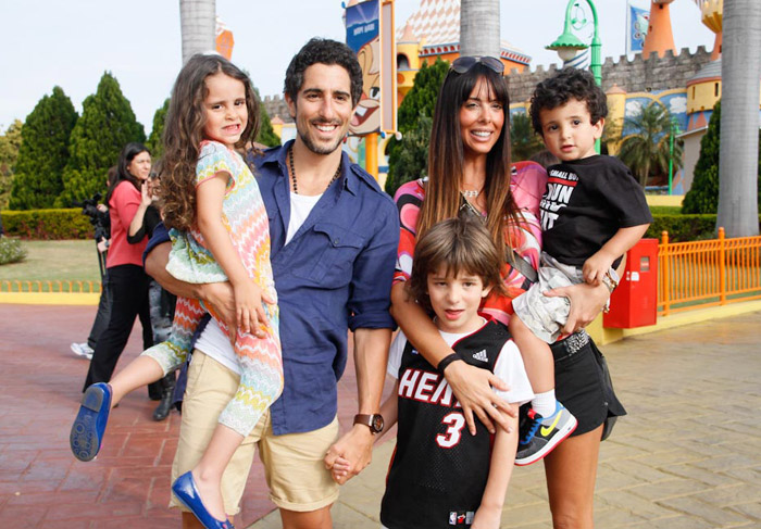 Marcos Mion curte a festa com  a mulher, Suzana Gullo, e os três filhos, Romeo, 7, Donatella, 3, e Stefano, 2 anos.