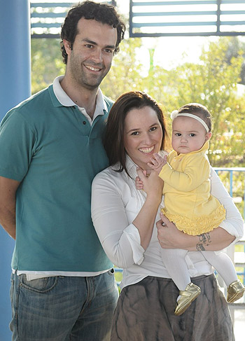 Mariana Belém com o seu marido Cristiano Saab e a filha Laura