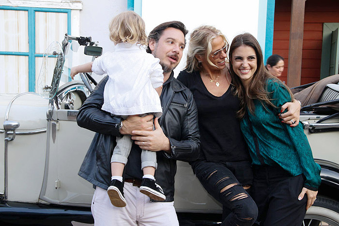 Alexandre Iódice com a mulher Adriane Galisteu, o filho Vittorio e a jornalista Chris Flores 