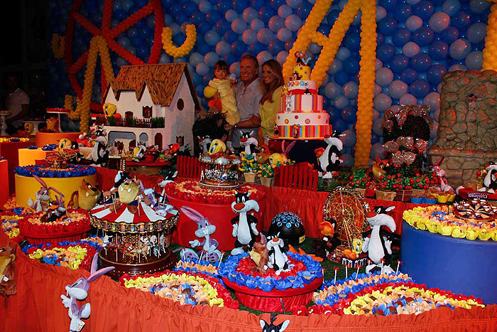 Mesa de bolo e doces decorada com personagens Looney Tunes