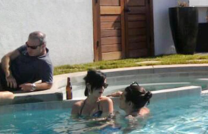 John Mayer abraça Katy Perry na piscina de uma mansão de Beverly Hills