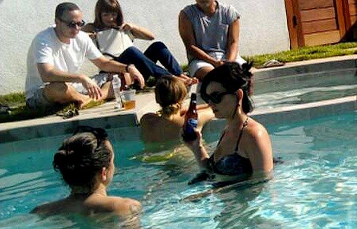 John Mayer abraça Katy Perry na piscina de uma mansão de Beverly Hills