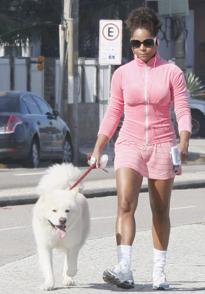 Adriana Bombom passeia toda de rosa com seu cachorro