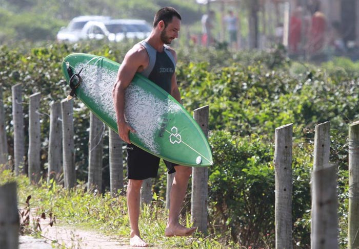 Rodrigo Santoro exibe físico musculoso em tarde de surfe