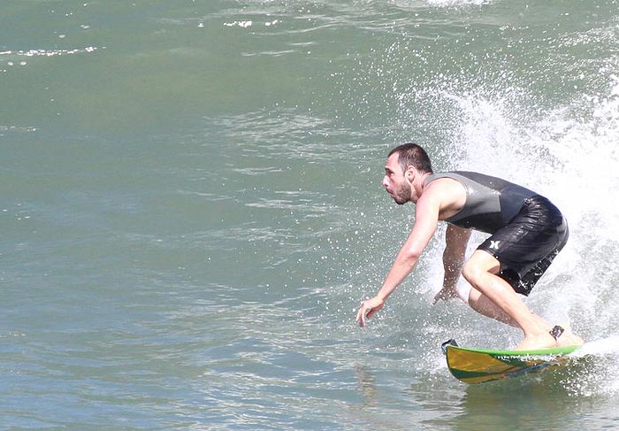Rodrigo Santoro exibe físico musculoso em tarde de surfe
