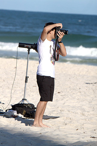 Daniel Rocha esbanja charme em ensaio fotográfico na praia