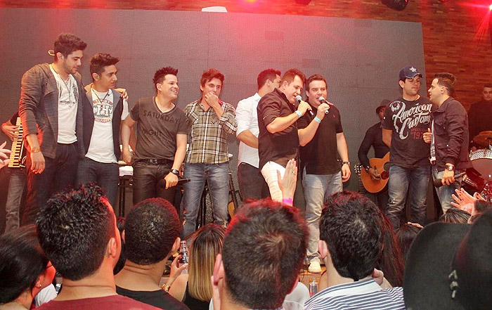 João Neto e Frederico dividem o palco com amigos em São Paulo