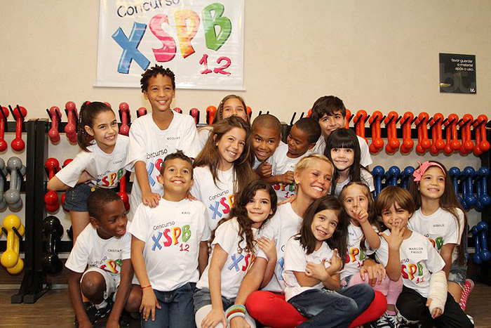 Xuxa na final da promoção que escolhe os seis novos baixinhos