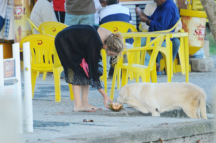 Christine Fernandes passeia com seu cachorro na praia