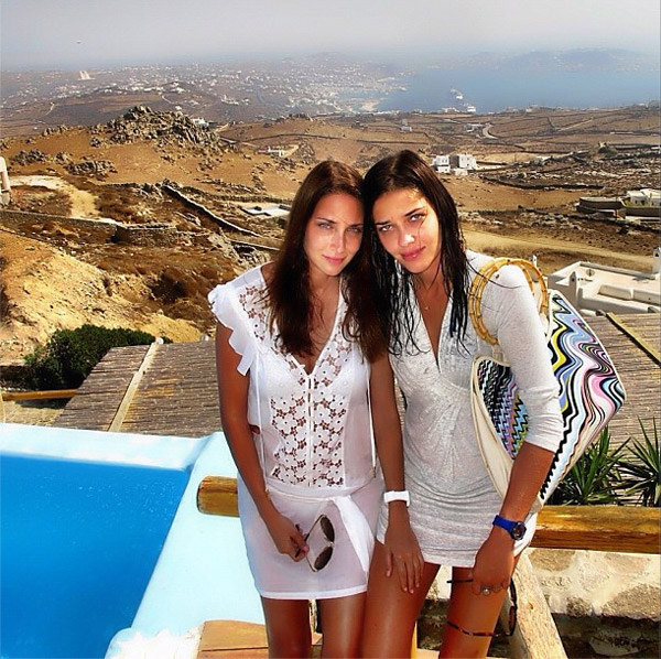 Ana Beatriz Barros passa férias na Grécia ao lado da irmã