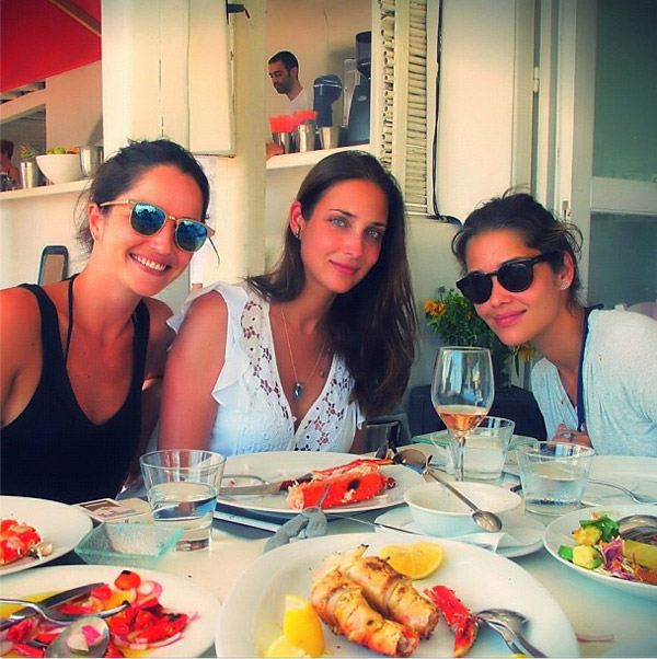 Ana Beatriz Barros passa férias na Grécia ao lado da irmã