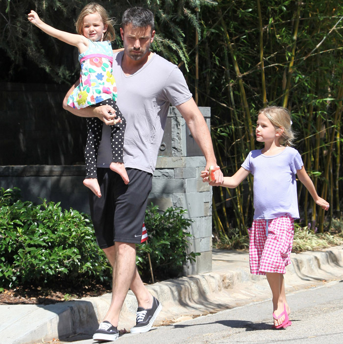 Ben Affleck mostra o lado paizão e passeia com as filhas