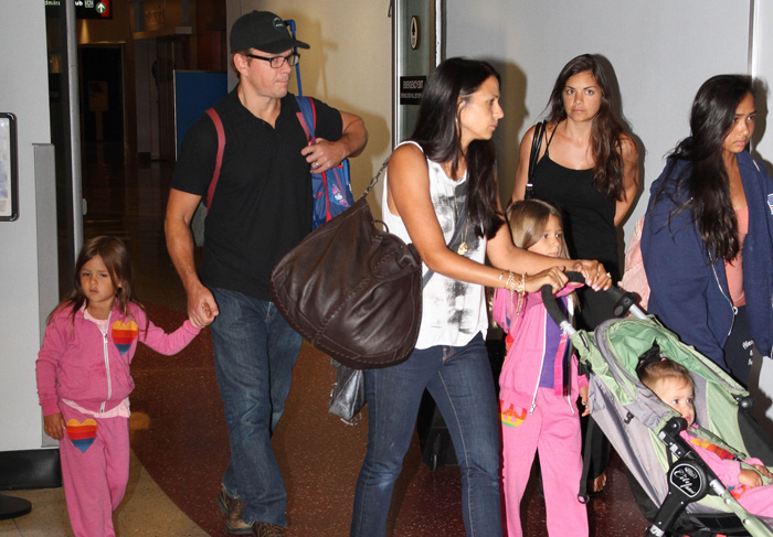  Avesso aos holofotes, Matt Damon é clicado em aeroporto com toda a família