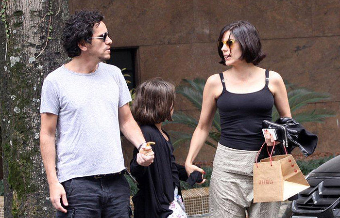 Rafaela Mandelli passeia com namorado e filha no Leblon