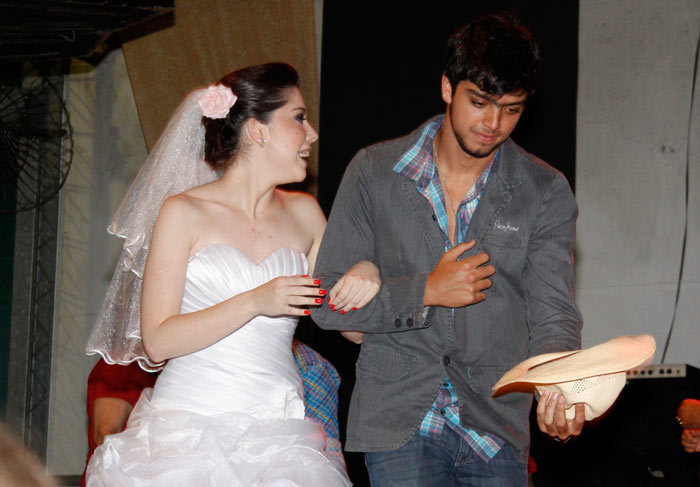 Rodrigo Simas se casa com Bia Arantes em festa caipira