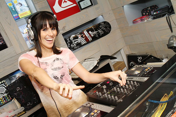 Fernanda Pontes apresenta sua performance como DJ em loja