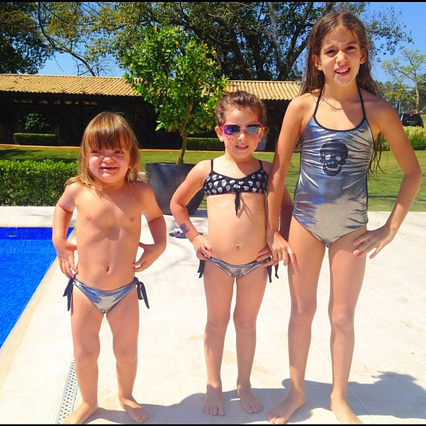 Ticiane Pinheiro tira foto de Rafa Justus na piscina com amigas