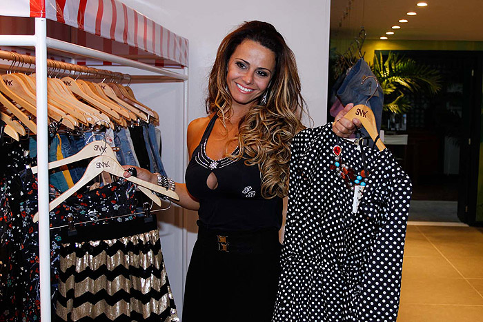 Após vencer A Fazenda, Viviane Araújo escolhe roupas em loja