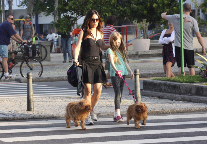 Alessandra Negrini passeia com a filha e os cachorros