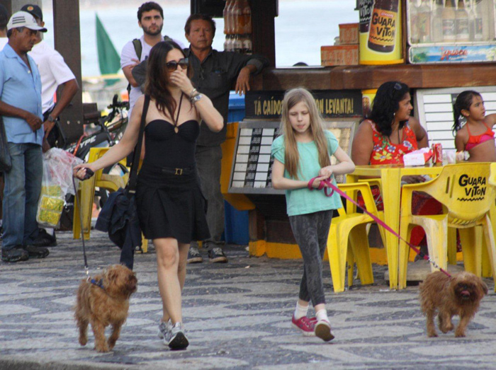 Alessandra Negrini passeia com a filha e os cachorros