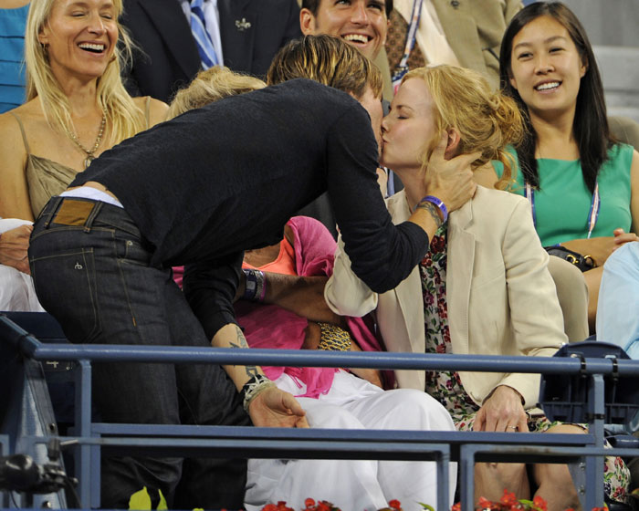 Nicole Kidman dá beijão no marido durante jogo de tênis
