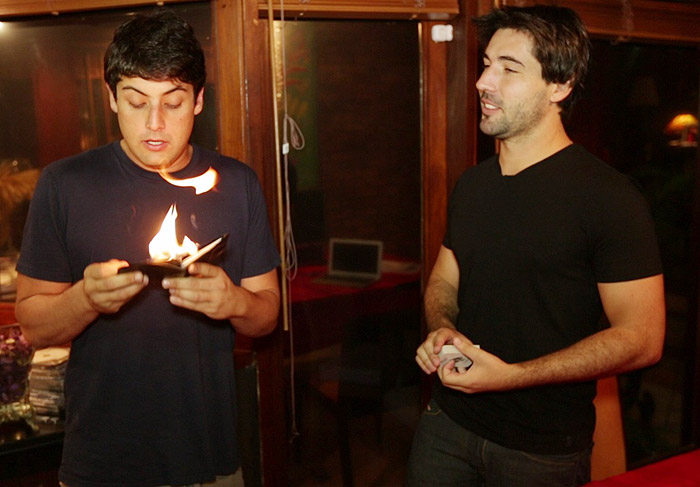 Bruno de Luca aprende mágica com Sandro Pedroso