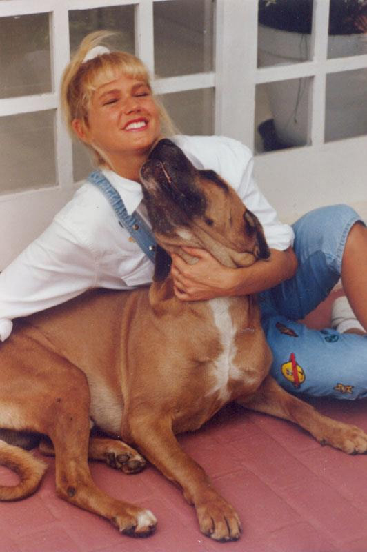 Xuxa posta foto antiga na companhia de cachorro