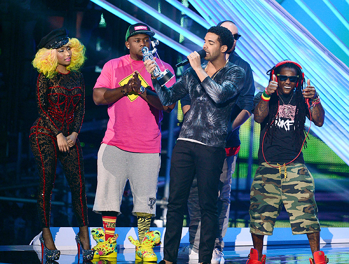 Drake recebendo um prêmio no VMA