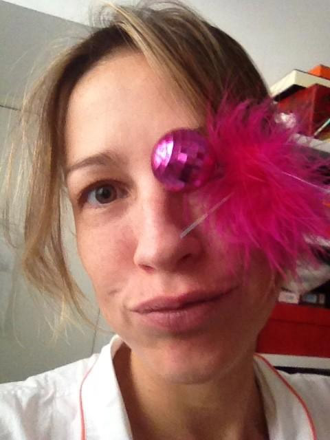 Sem maquiagem, Luana Piovani brinca com acessório rosa em foto