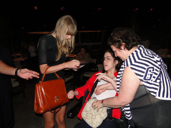 Taylor Swift dá atenção aos fãs em restaurante no Rio