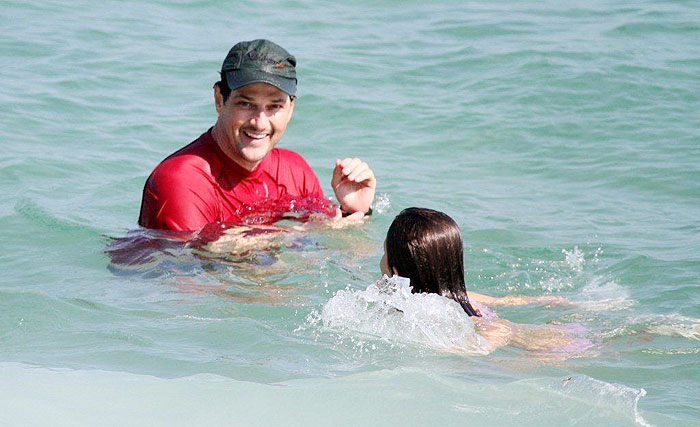 O ator se divertiu com a menina na praia de Ipanema