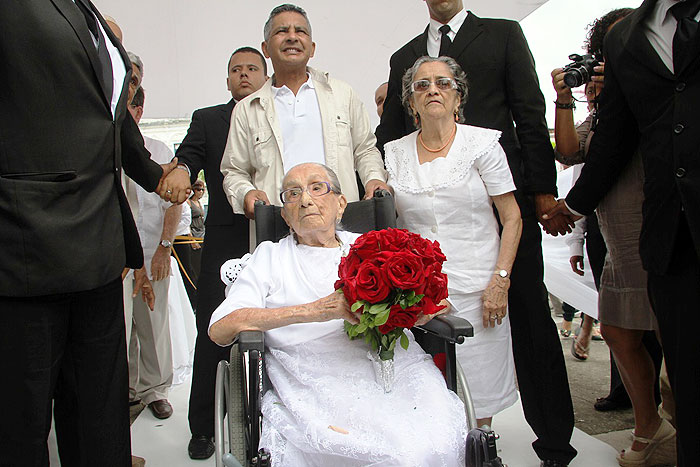A centenária é mãe de Caetano Veloso e Maria Bethânia