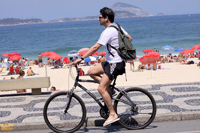 Marcelo Serrado pedala pela orla do Leblon, no Rio