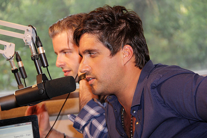 Adriane Galisteu grava programa de rádio com Victor e Léo