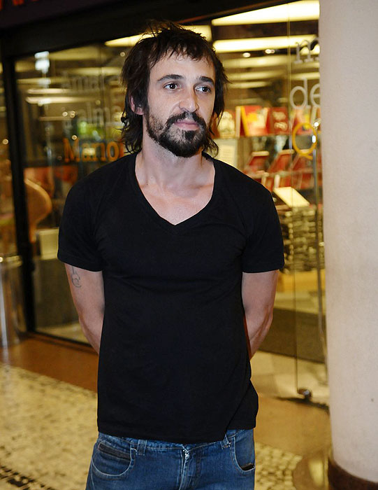 Júlio Andrade compareceu a estreia para cumprimentar seus amigos do elenco