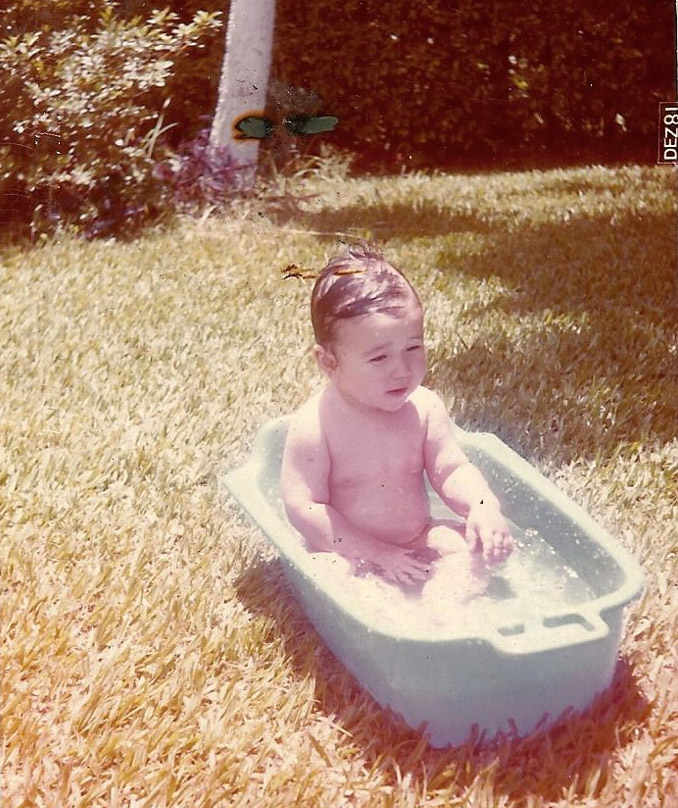 Sérgio Marone posta foto de infância se refrescando em banheira