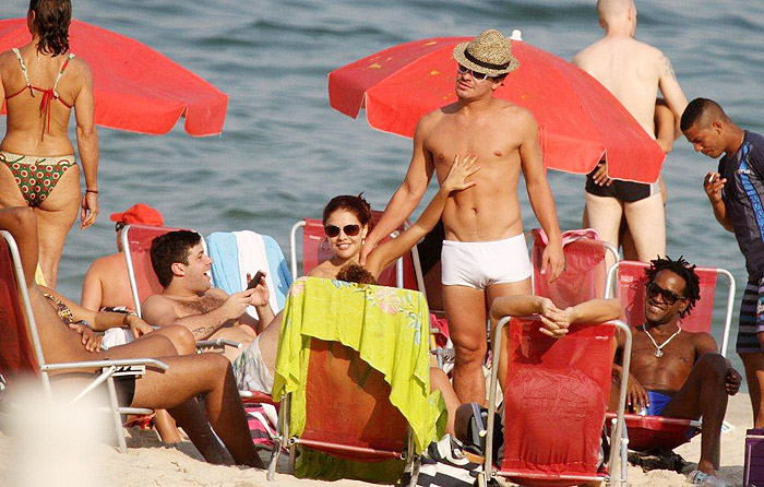 Thiago Martins e Paloma Bernardi namoram na praia