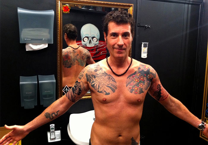 Dinho Ouro Preto radicaliza e termina tatuagem gigante, após 11 anos O Fuxico