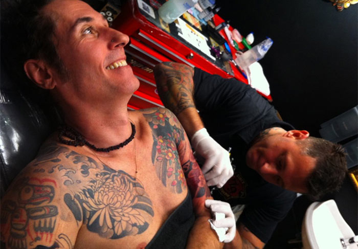Dinho Ouro Preto radicaliza e termina tatuagem gigante, após 11 anos O Fuxico