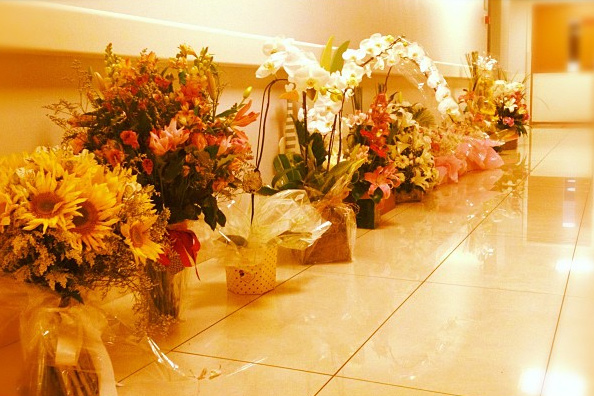 Luciano Huck mostra flores recebidas pelo nascimento da filha e agradece