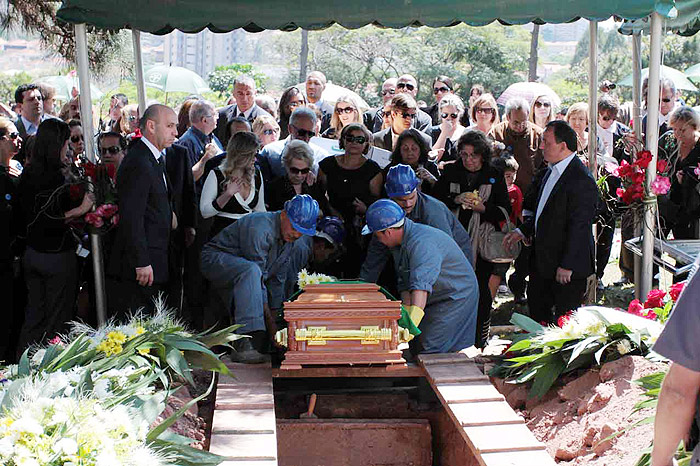 Hebe Camargo é enterrada debaixo de muitos aplausos e pétalas de rosas