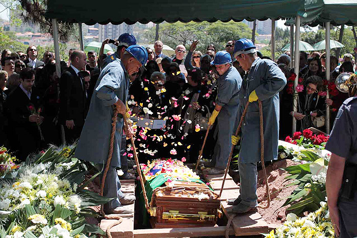 Hebe Camargo é enterrada debaixo de muitos aplausos e pétalas de rosas