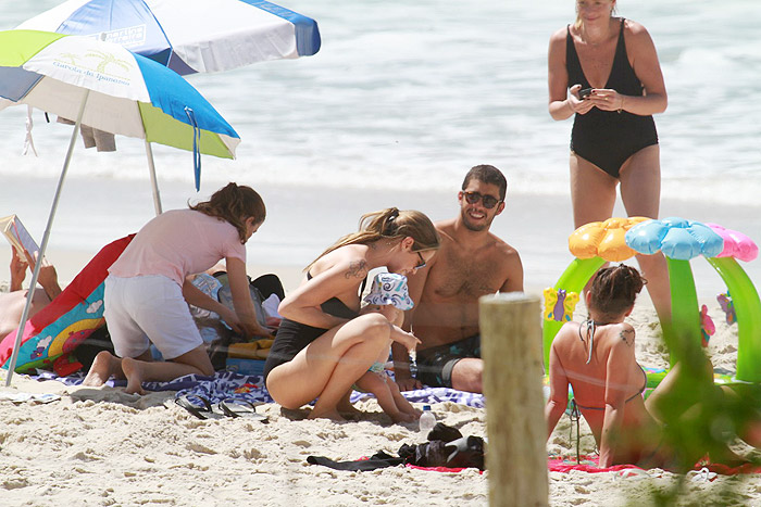 Luana Piovani curte praia na Primavera carioca com filho e marido