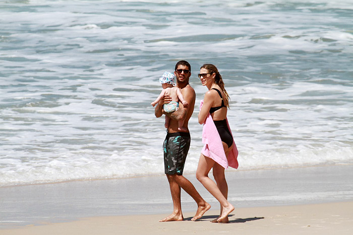 Luana Piovani curte praia na Primavera carioca com filho e marido