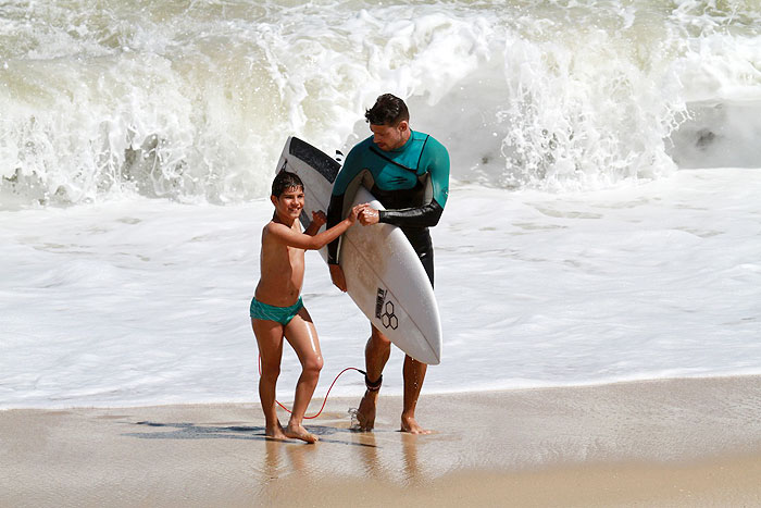 Em momento família, Cauã Reymond leva o pai para surfar